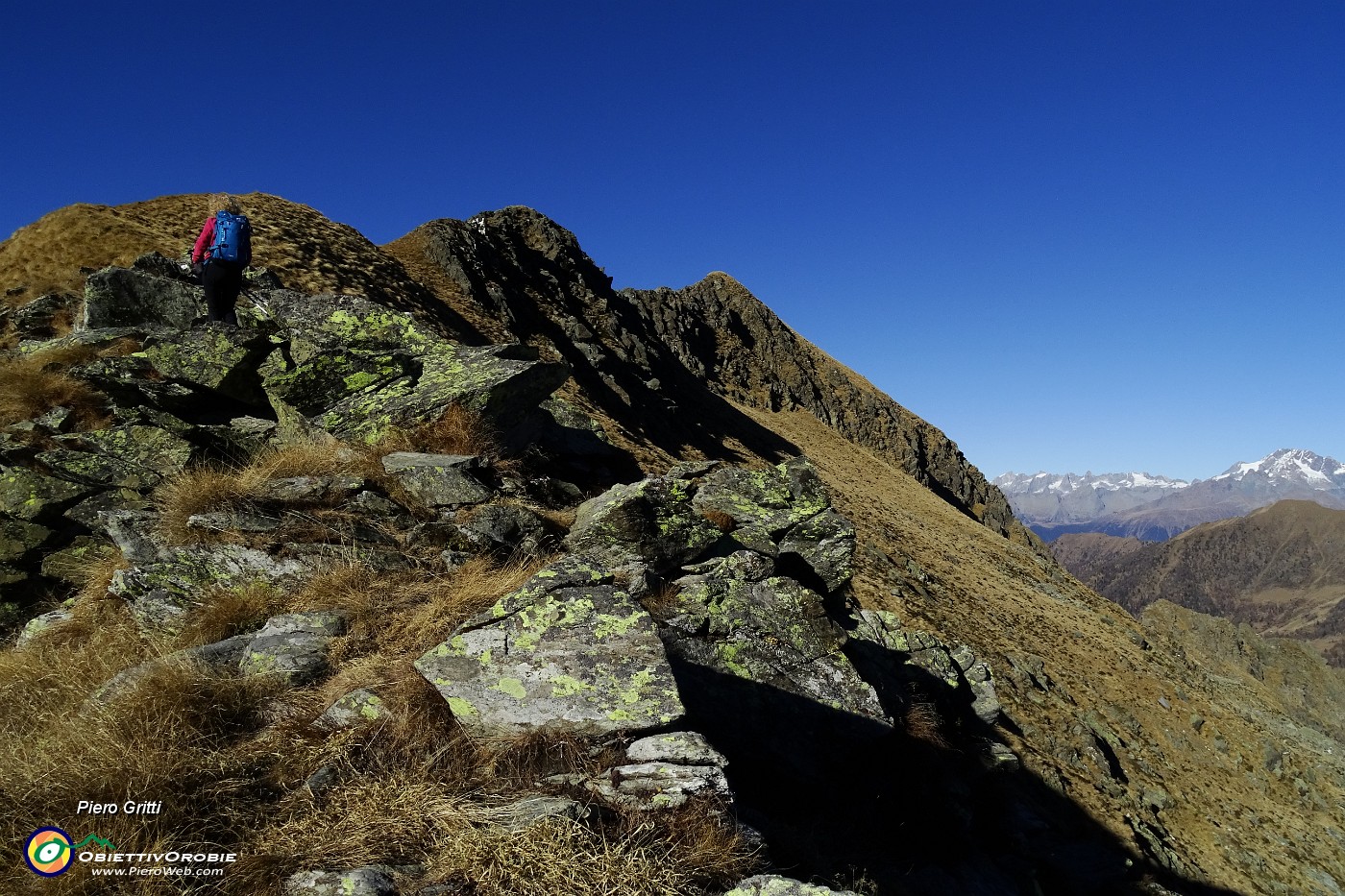 35 Dalla Cima di Lemma in cresta verso il Pizzo Scala.JPG